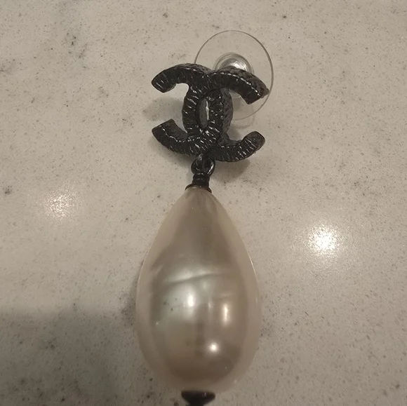 A beautiful pair of CHANEL dangle pearl earrings!